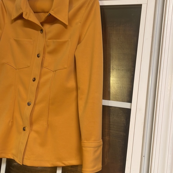 Zara rustic fitted button down shirt. Shirt has stretchy material. - Picture 3 of 4